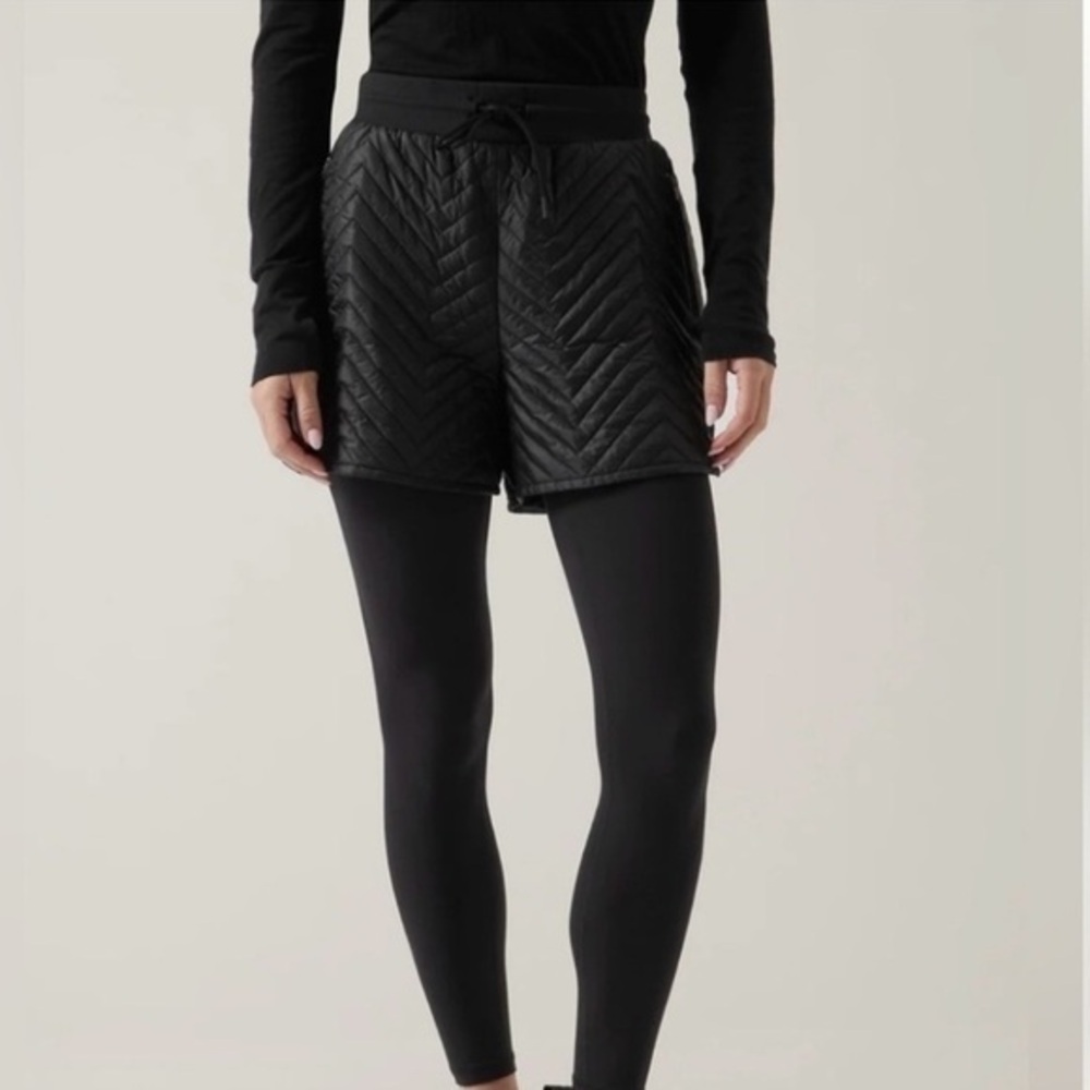 NWT $89 Athleta Apres Zip Pockets Black Quilted Elastic Waist Ski Shorts size 4